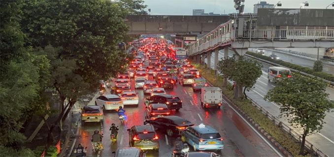 Jam Pulang Kerja & Hujan Semanggi Macet Parah, Lalin Jakarta Lumpuh