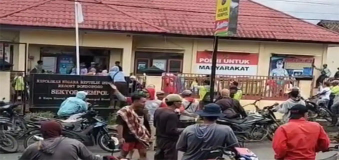 Massa Geruduk Polsek Ijen Bondowoso, Kapolsek Ditarik Paksa