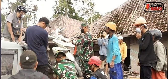 Masyarakat Terdampak Erupsi Semeru Terima Bantuan Logistik dan Pakaian