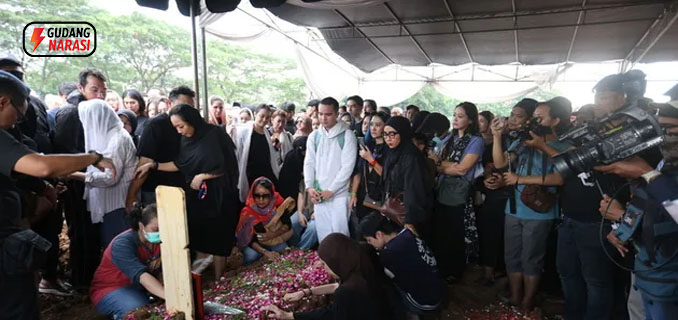 Tangis Histeris Richa Novisha di Pusara Gary Iskak, Lemas Ditenangkan Kerabat