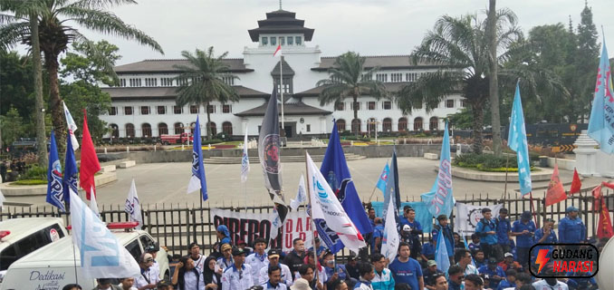 Demo Besar Buruh Hari Ini Kepung Istana dan Gedung Sate Tuntut Upah Rp6 Juta