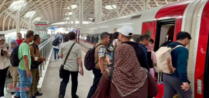 Fenomena Nataru Ribuan Turis Malaysia Serbu Kereta Cepat Whoosh