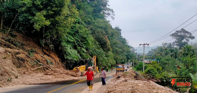 Jalan Lintas Tarutung–Tapanuli Tengah Putus Total Akibat Tebing Longsor