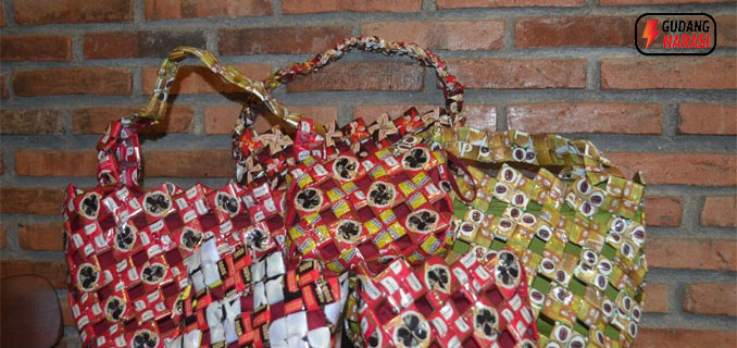 Mahasiswa Unesa Ubah Limbah Plastik Jadi Tas Daur Ulang