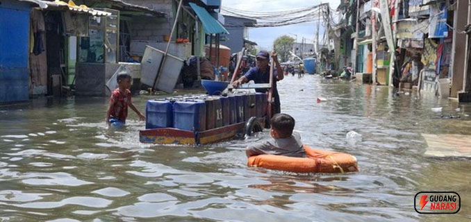 Rob Muara Angke Datang Lagi Warga Tetap Beraktivitas