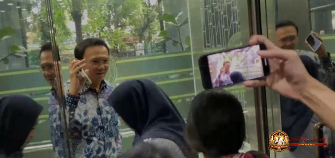 Ahok Tunjukkan Ponsel Jelang Bersaksi di Sidang Anak Riza Chalid